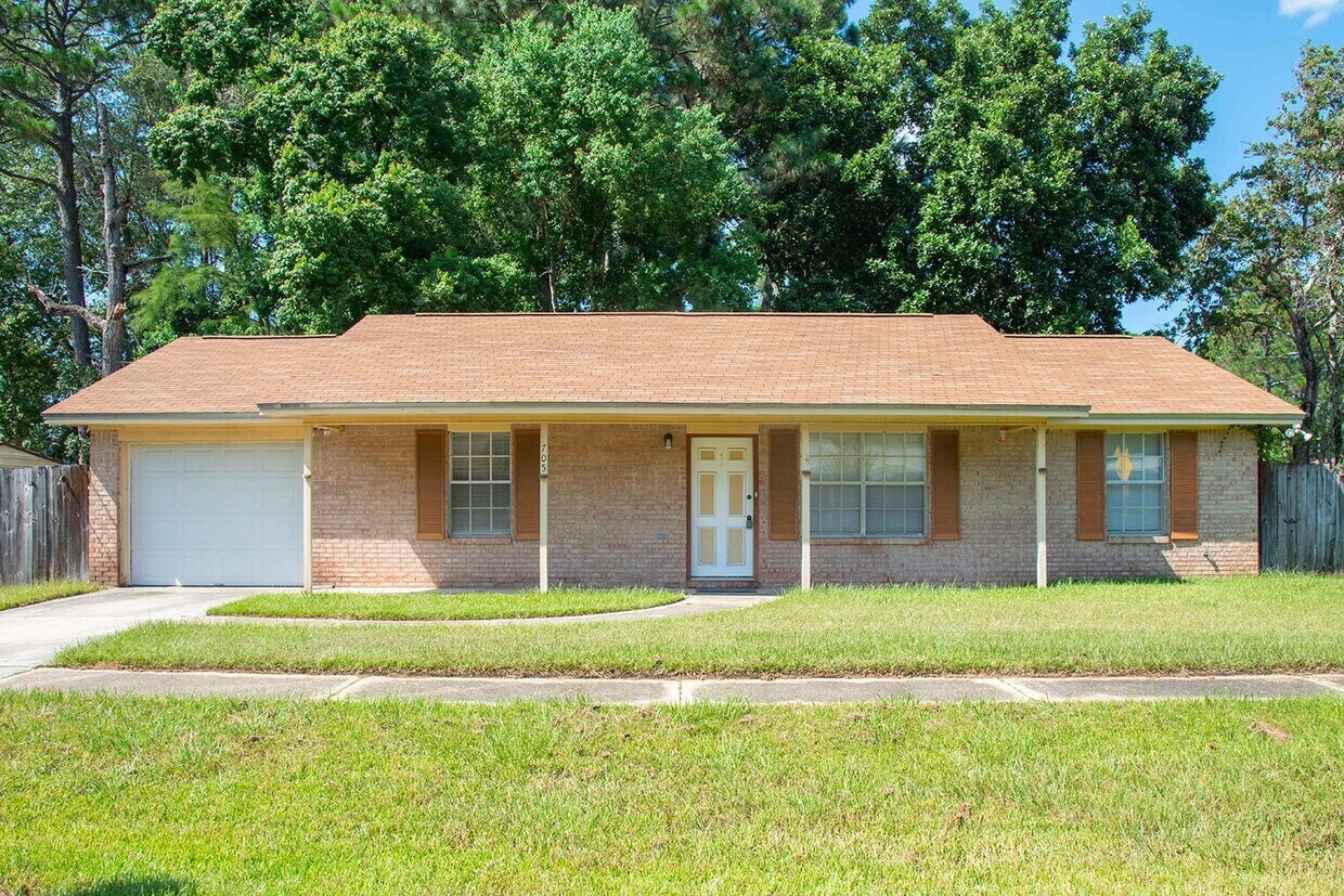 Fort Walton Beach 8 Housing Portfolio portfolio of 7 properties for sale on LoopNet.ca Primary Photo- Image 1 of 9
