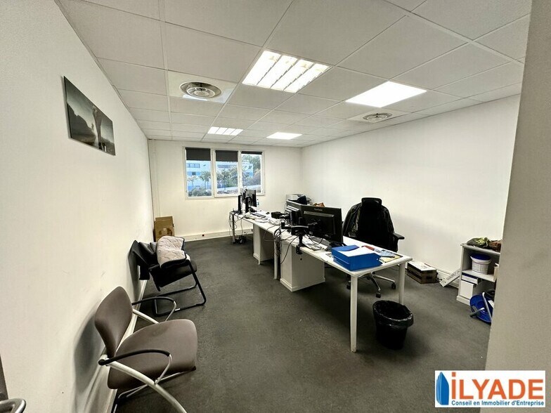 Office in La Ciotat for lease - Interior Photo - Image 3 of 14