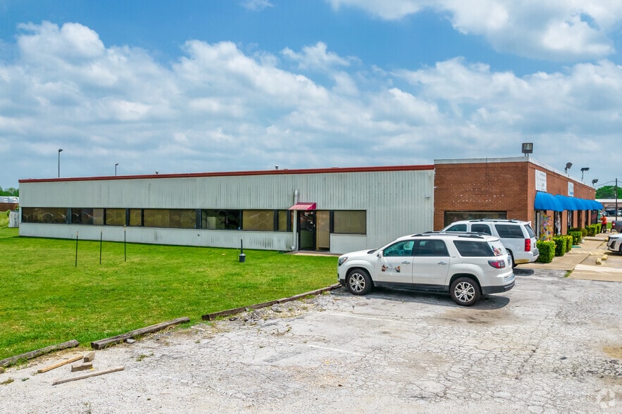 896 N Mill St, Lewisville, TX à louer - Photo du bâtiment - Image 2 de 4