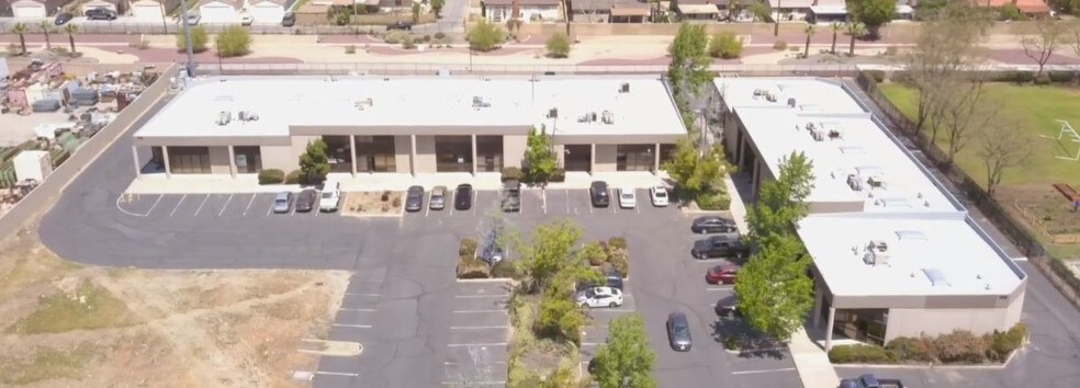 170 N Arrowhead Ave, Rialto, CA à louer - Photo du bâtiment - Image 3 de 5