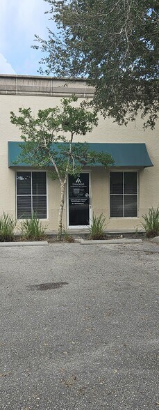 1076 Business Ln, Naples, FL à vendre - Photo du bâtiment - Image 3 de 11