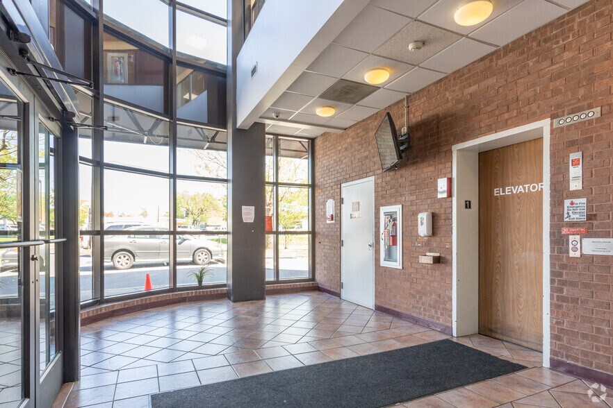 6323 Georgia Ave NW, Washington, DC à vendre - Hall d’entrée - Image 3 de 12