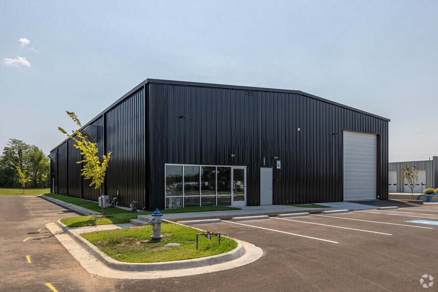 595 Kawneer dr, Springdale, AR for lease - Building Photo - Image 1 of 11