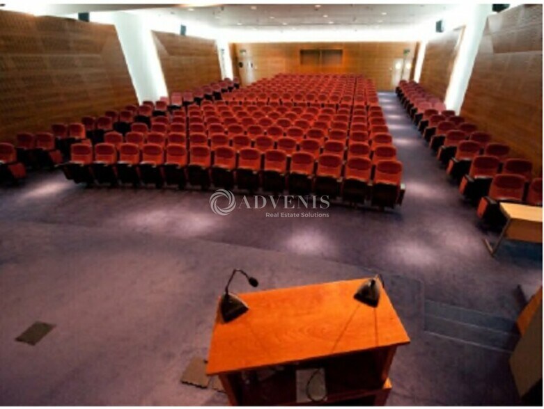 1 Place Jean Millier, Courbevoie à louer - Photo du bâtiment - Image 3 de 5