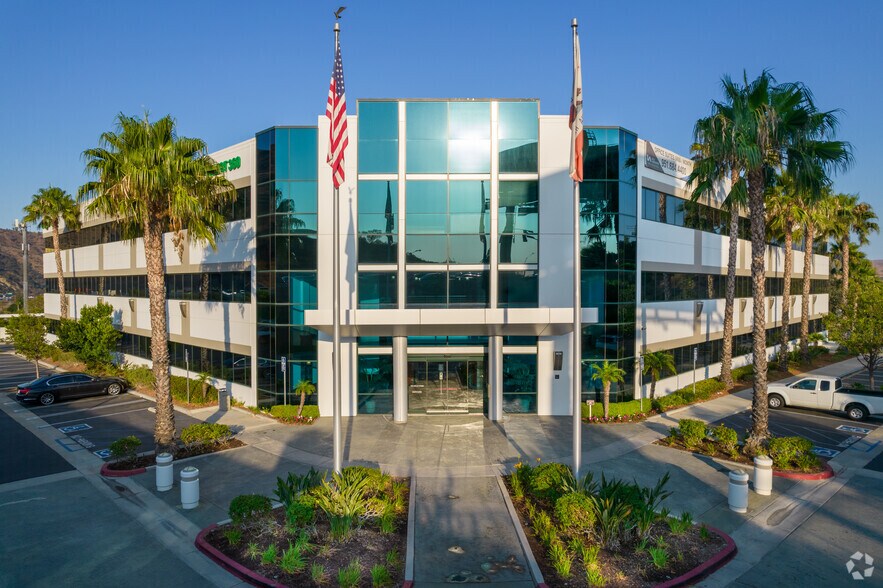 4740 Green River Rd, Corona, CA à louer - Photo du bâtiment - Image 1 de 16