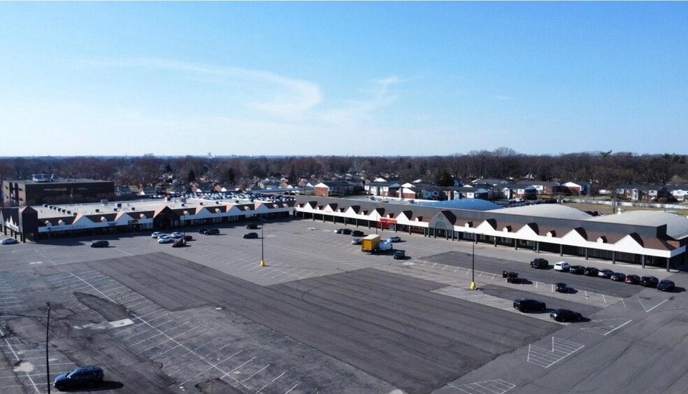 5633-5847 E Thirteen Mile Rd, Warren, MI for lease - Building Photo - Image 3 of 8