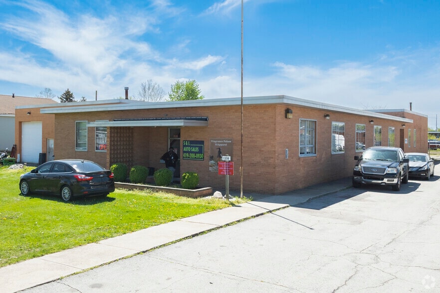 1208 Dickinson St, Fremont, OH à vendre - Photo du bâtiment - Image 2 de 7