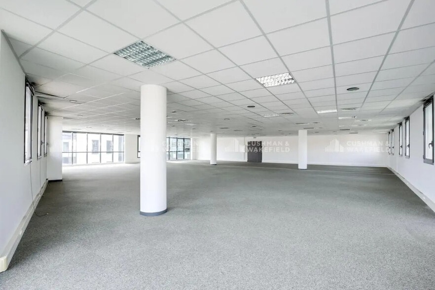 Office in Marseille for lease - Building Photo - Image 3 of 18