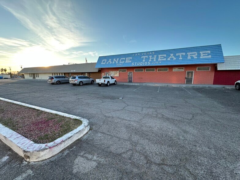 3248 Civic Center Dr, North Las Vegas, NV à vendre - Photo du bâtiment - Image 3 de 17