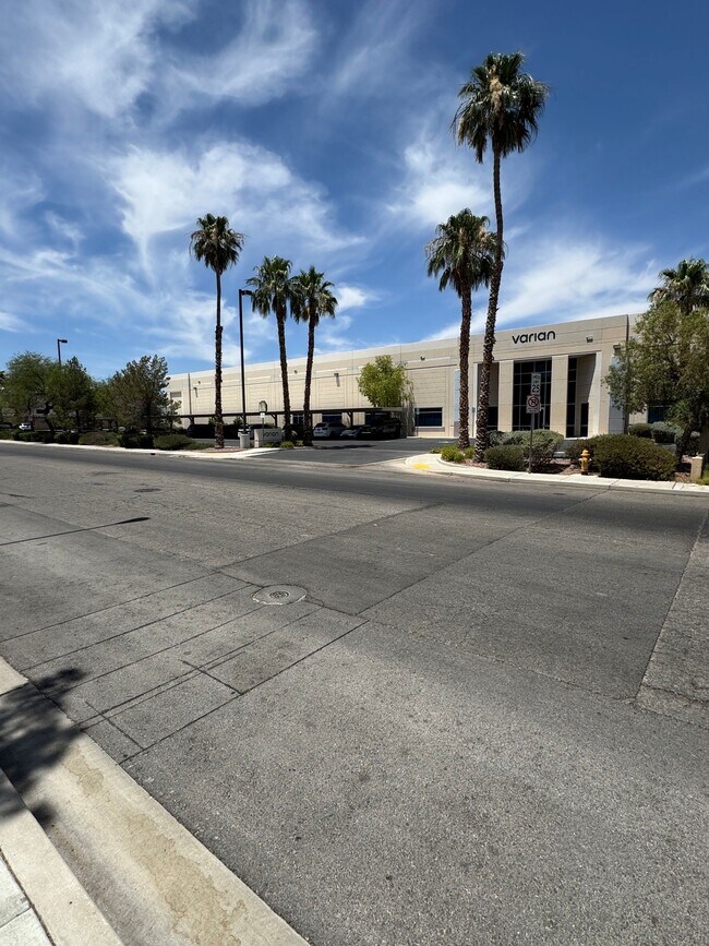 Plus de détails pour 1660 Pama Ln, Las Vegas, NV - Industriel à louer