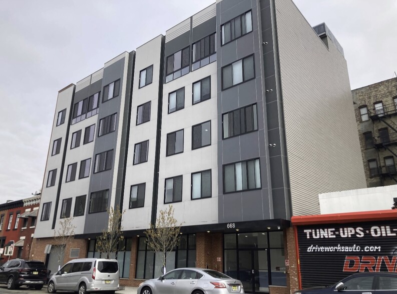 668 Communipaw Ave, Jersey City, NJ for lease - Interior Photo - Image 1 of 5