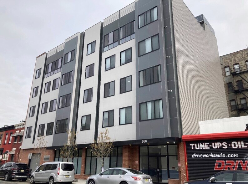 668 Communipaw Ave, Jersey City, NJ à louer - Photo intérieure - Image 1 de 5