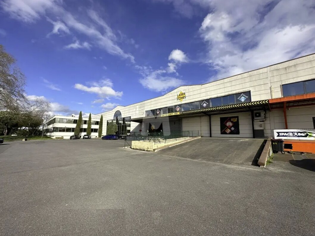 Flex dans Évry à louer Photo du bâtiment- Image 1 de 2