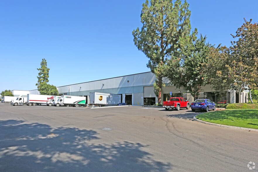 4069 W Shaw Ave, Fresno, CA à vendre - Photo du bâtiment - Image 2 de 8
