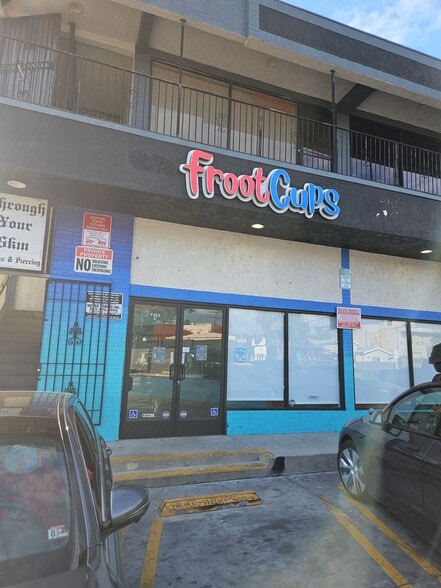 7353 Melrose Ave, Los Angeles, CA for lease - Building Photo - Image 2 of 7