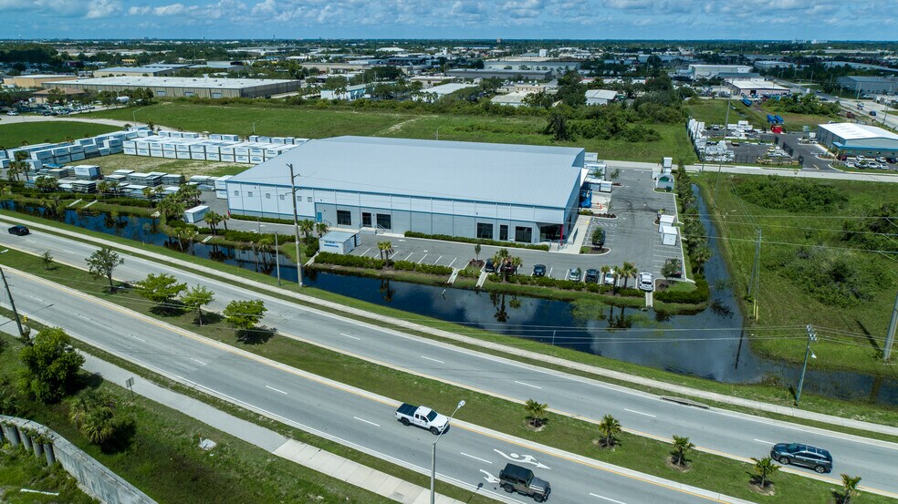 3661 Ironbridge Blvd, Fort Myers, FL à louer - Photo du bâtiment - Image 2 de 7