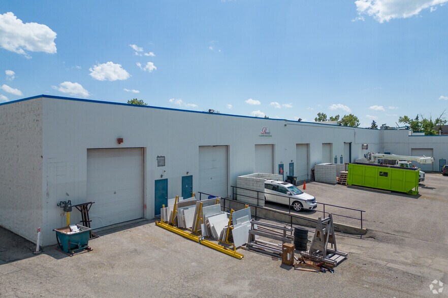 1530 27th Ave NE, Calgary, AB à louer - Photo du bâtiment - Image 3 de 13