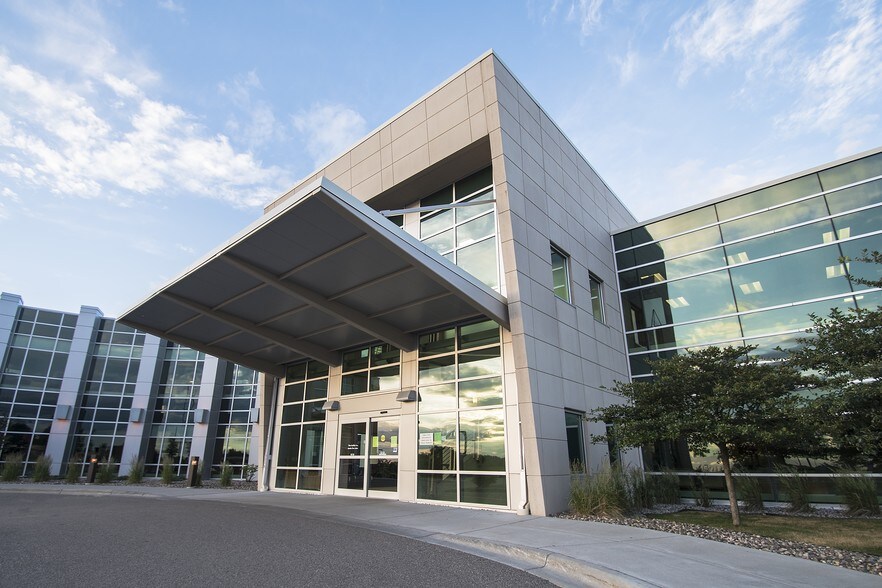 1000 140th St W, Burnsville, MN à louer - Photo du bâtiment - Image 1 de 22