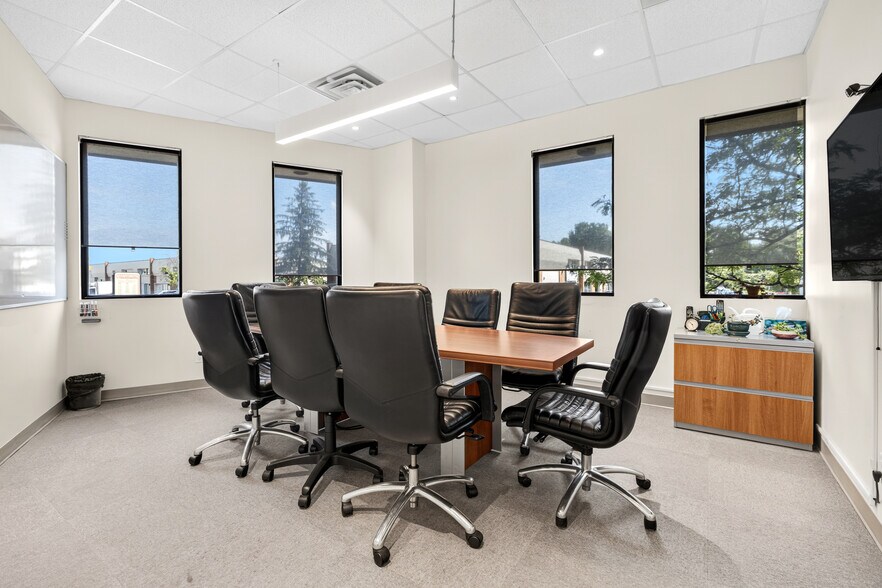 5495 Canotek Rd, Ottawa, ON à louer - Photo du bâtiment - Image 3 de 12