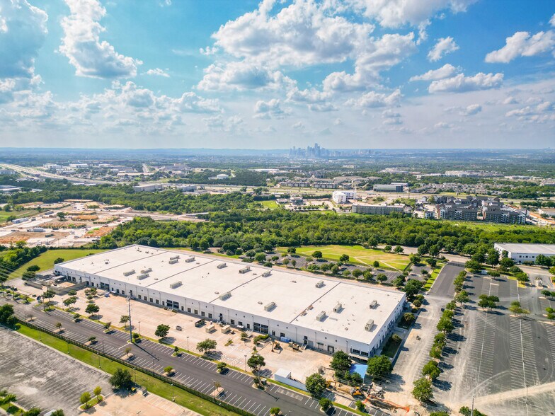 7551 Metro Center Dr, Austin, TX à louer - Photo du bâtiment - Image 2 de 13