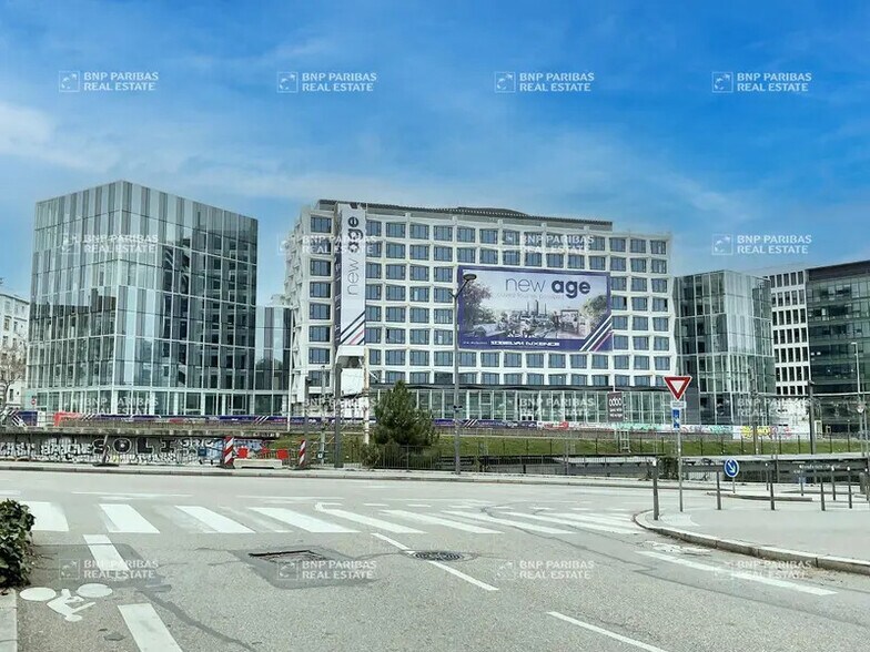 Office in Lyon for lease - Building Photo - Image 2 of 26