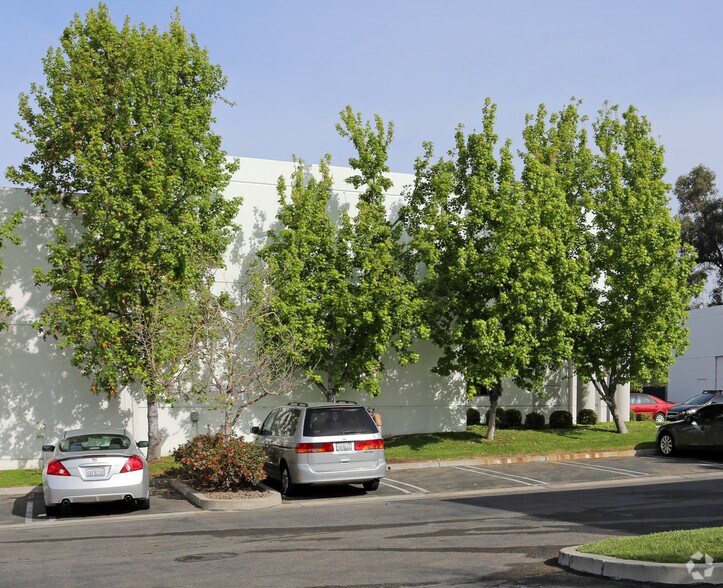 20551 Pascal Way, Lake Forest, CA à louer - Photo du bâtiment - Image 3 de 3