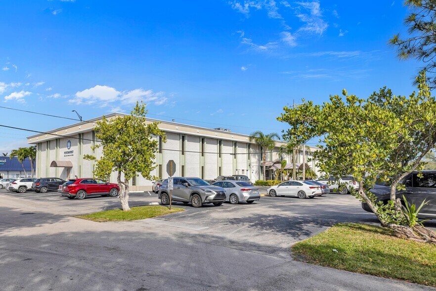 1400 E Oakland Park Blvd, Oakland Park, FL à louer - Photo du bâtiment - Image 3 de 11