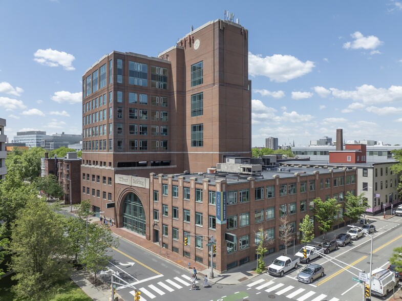 141 Portland St, Cambridge, MA à louer - Photo du bâtiment - Image 1 de 4