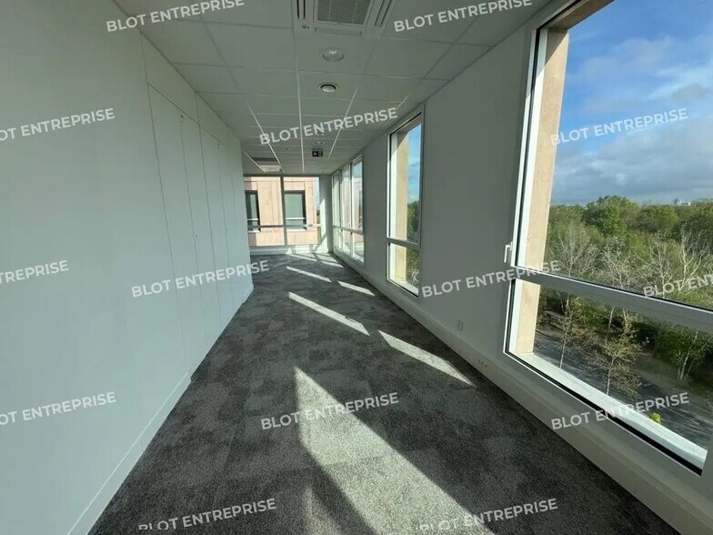 Bureau dans Saint-Jacques-de-la-Lande à louer - Photo du bâtiment - Image 3 de 12