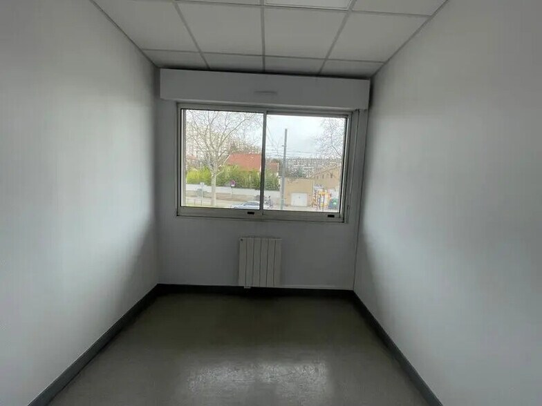 Office in Lyon for lease - Building Photo - Image 3 of 5