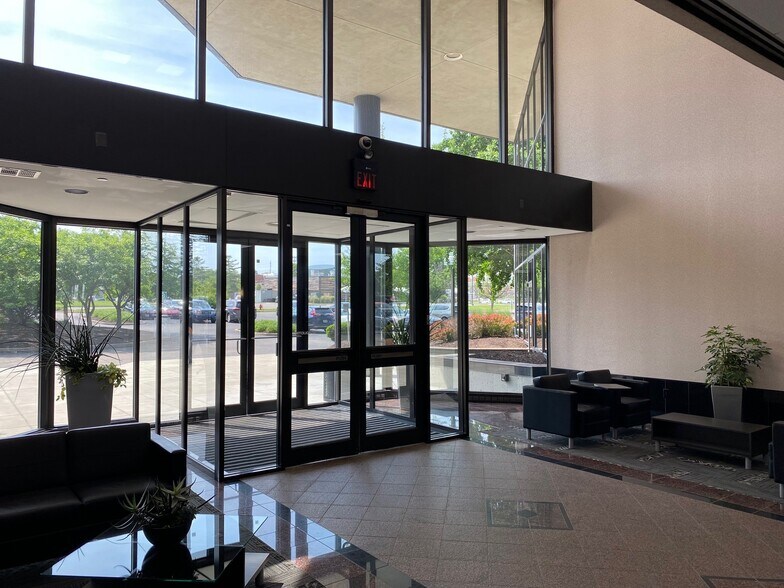 11260 Chester Rd, Cincinnati, OH for lease - Lobby - Image 2 of 4