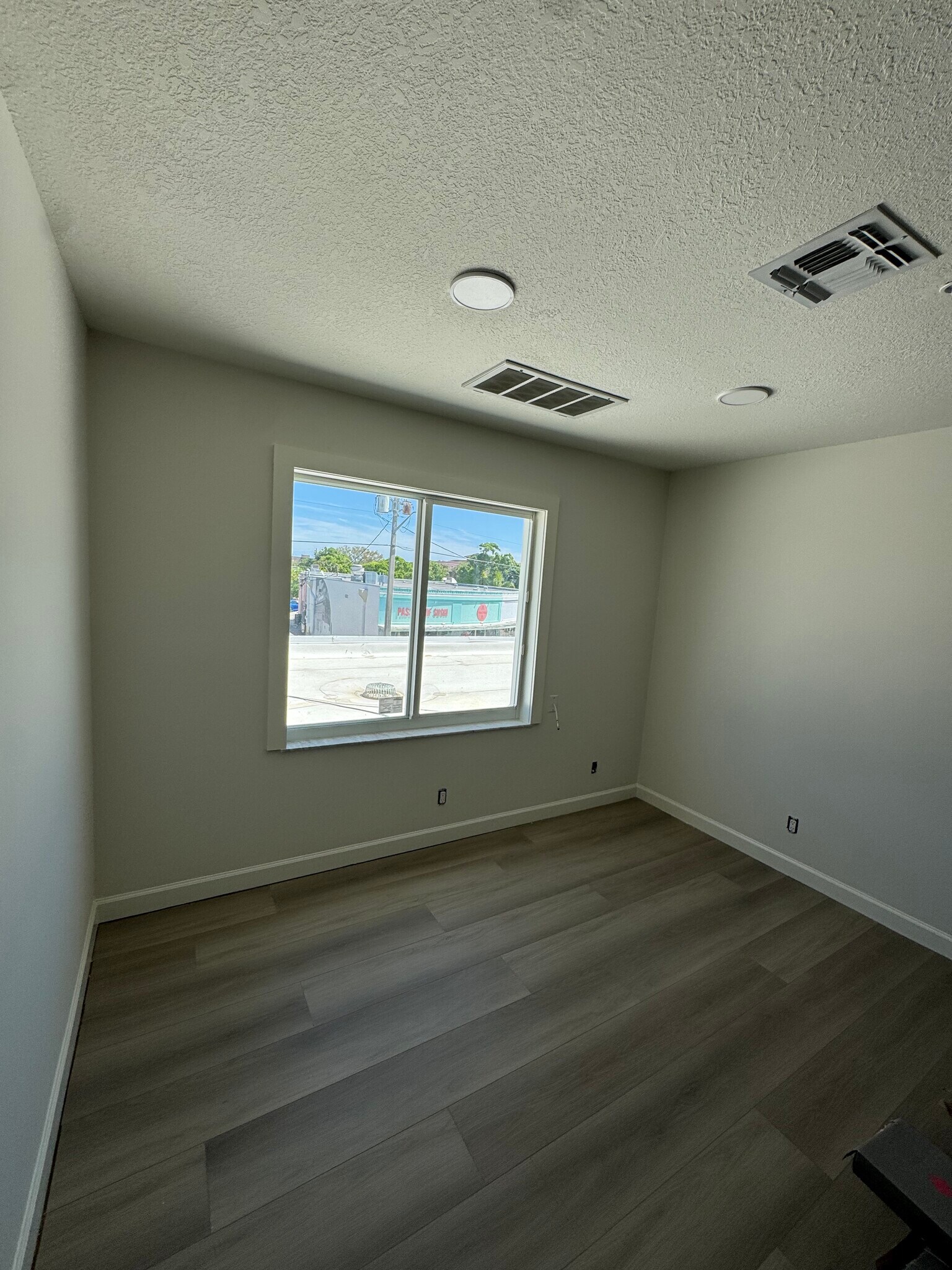 1 SW Osceola St, Stuart, FL for lease Interior Photo- Image 1 of 6