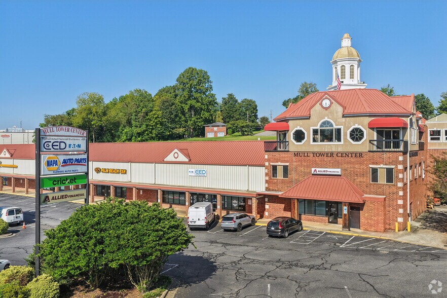 200-208 W Fleming Dr, Morganton, NC à louer - Photo principale - Image 1 de 32