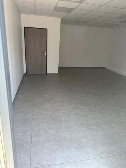 Flex in Décines-Charpieu for lease - Building Photo - Image 2 of 4