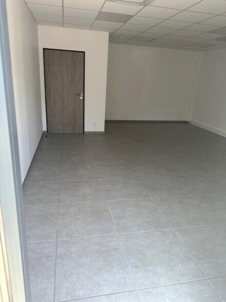 Flex dans Décines-Charpieu à louer - Photo du bâtiment - Image 2 de 4