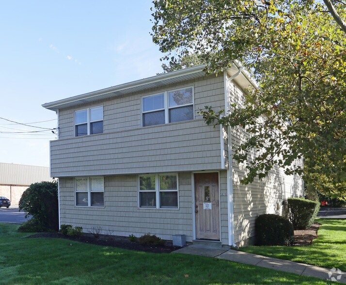2061 Deer Park Ave, Deer Park, NY à louer - Photo du bâtiment - Image 1 de 8