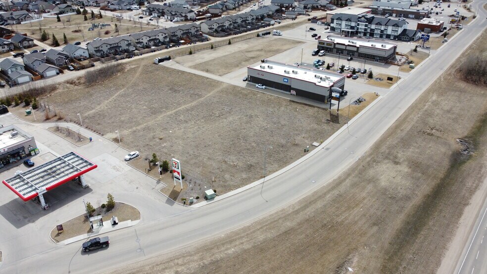 6045 Parkwood, Blackfalds, AB à vendre - Photo du bâtiment - Image 2 de 4