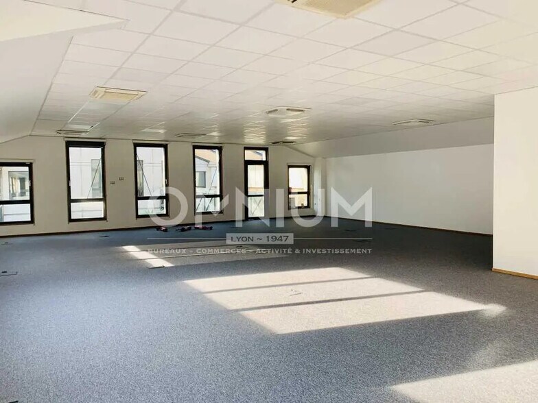 Office in Lyon for lease - Interior Photo - Image 3 of 10