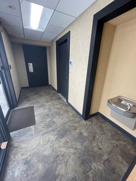 102 Headson Dr, Syracuse, NY for sale - Interior Photo - Image 2 of 5