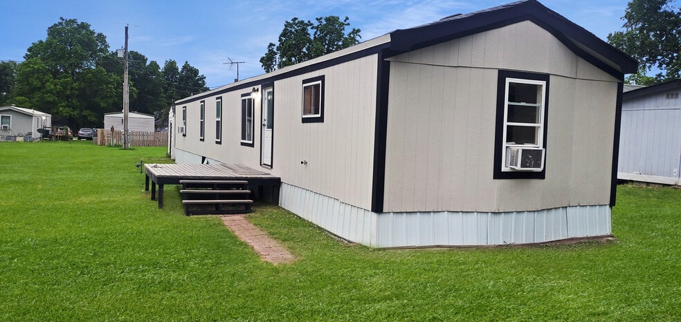 Lacygne Mobile Home Communities portfolio of 2 properties for sale on LoopNet.ca - Building Photo - Image 3 of 9