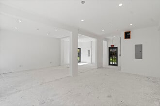 216 NW 11th St, Miami, FL for lease Interior Photo- Image 2 of 5