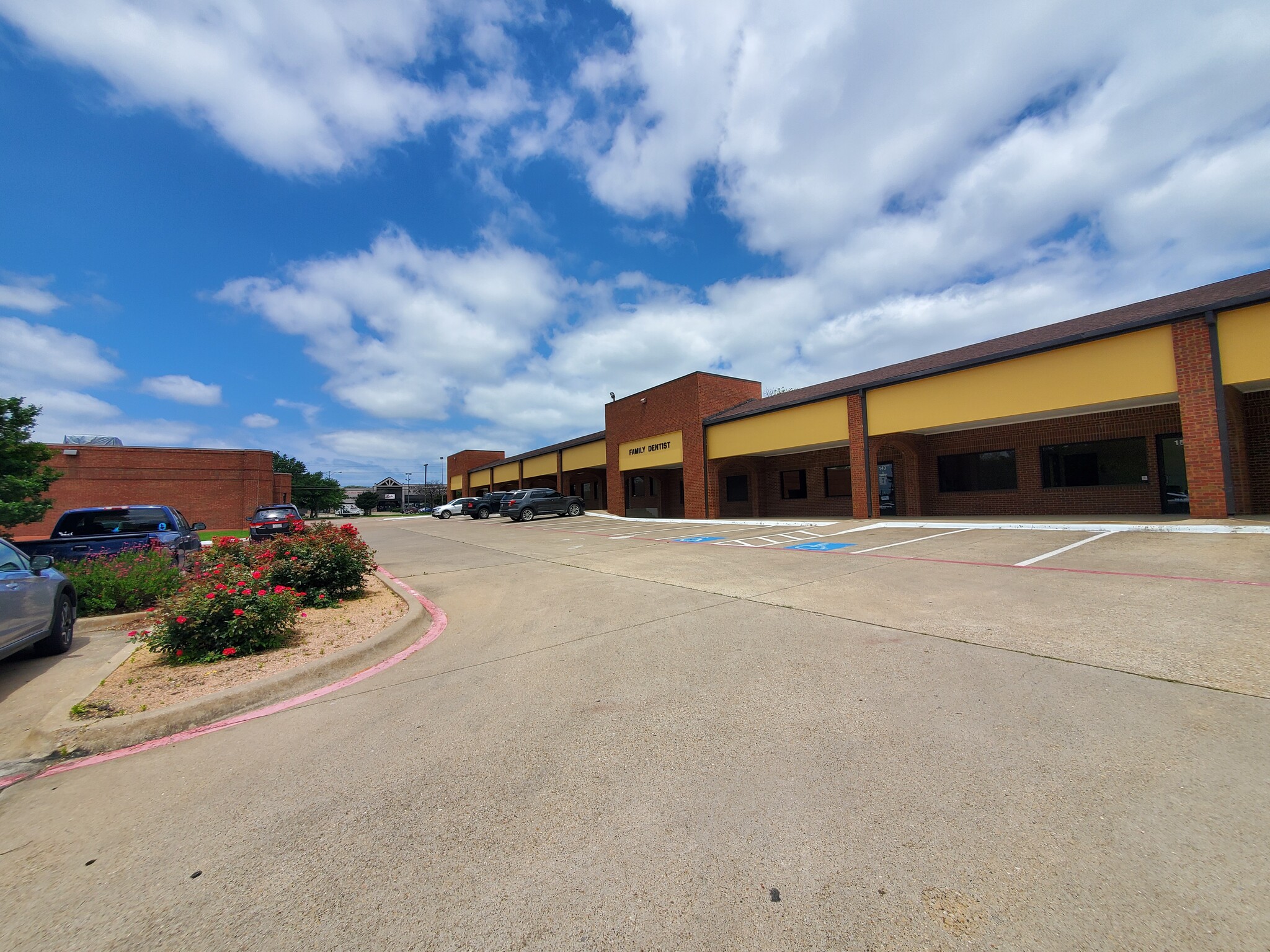 712 N Hampton Rd, DeSoto, TX for lease Building Photo- Image 1 of 9