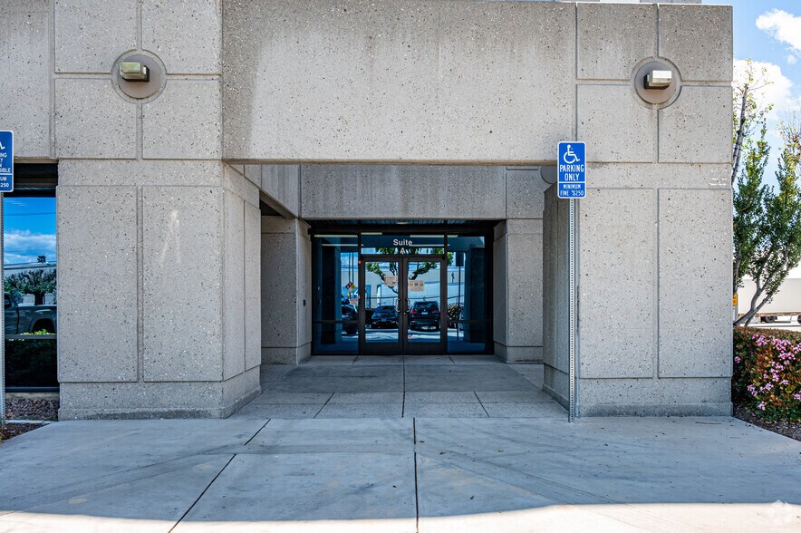 1320 S Baker Ave, Ontario, CA à louer - Photo du bâtiment - Image 3 de 6