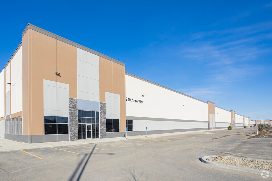 240 Aero Way NE, Calgary, AB à louer - Photo du bâtiment - Image 2 de 4
