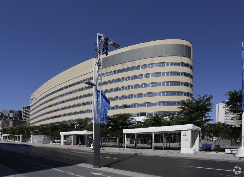 201 Av du Président-Kennedy, Montréal, QC à louer - Photo du bâtiment - Image 2 de 2