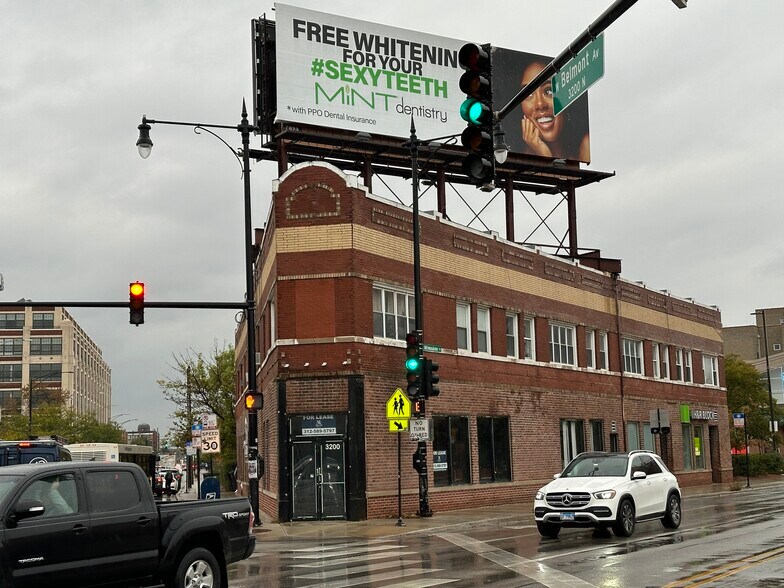 3200-3220 N Milwaukee Ave, Chicago, IL à louer - Photo du bâtiment - Image 2 de 15