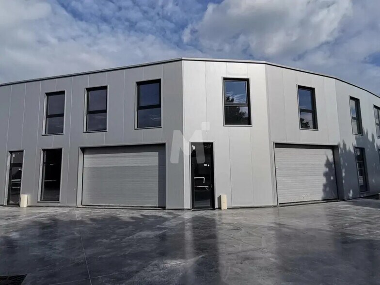 Bureau dans Grigny à louer - Photo du bâtiment - Image 2 de 7