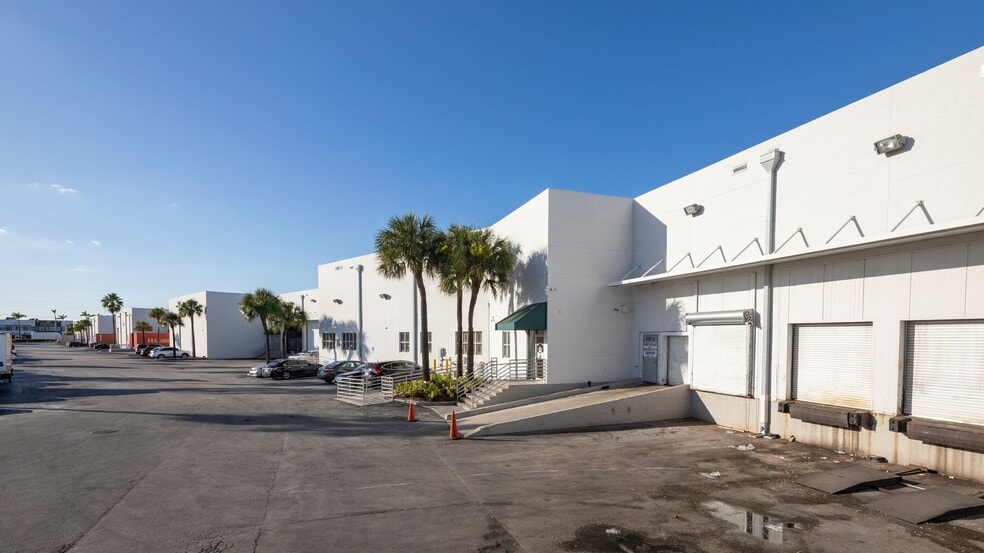 3407 NW 72nd Ave, Miami, FL à louer - Photo principale - Image 1 de 1
