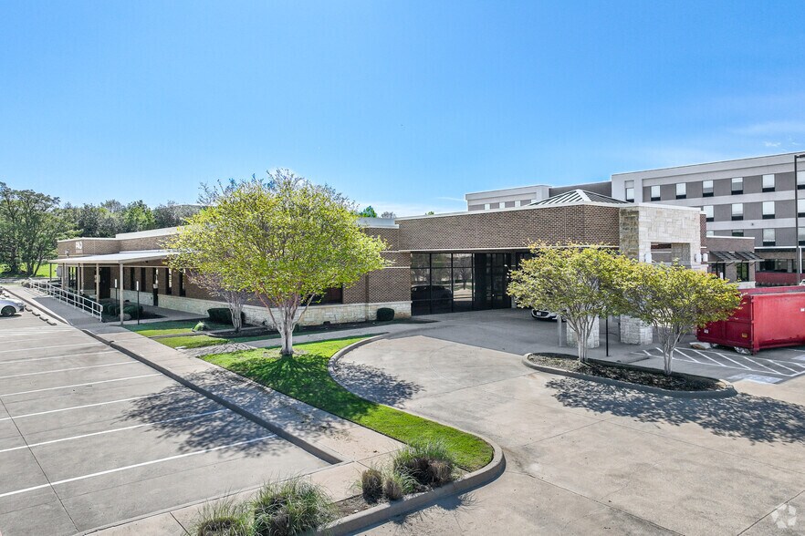 1924 Forest Ridge Dr, Bedford, TX à louer - Photo du bâtiment - Image 2 de 19