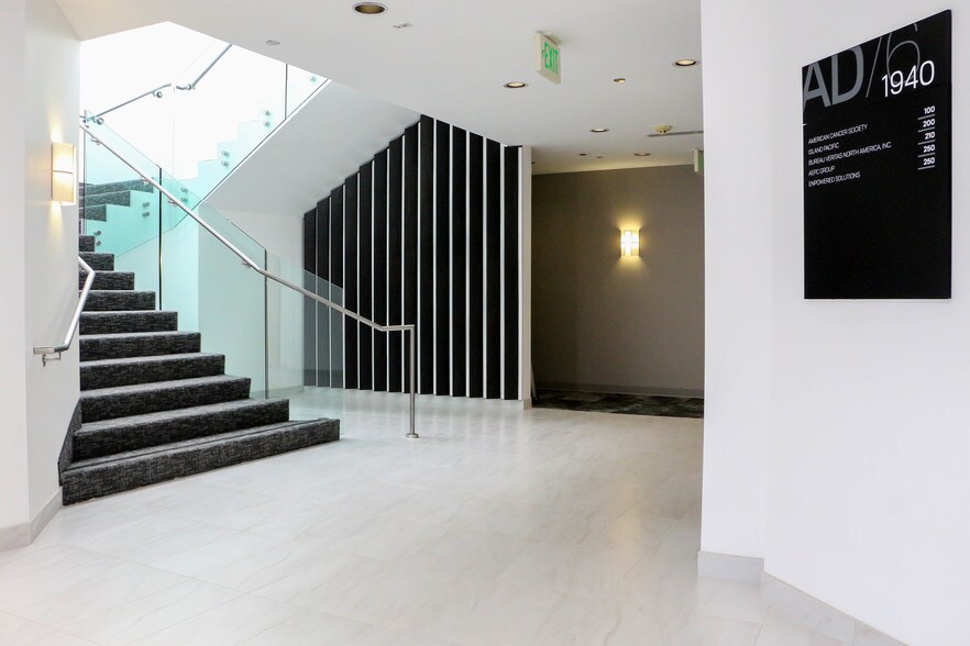 1940 E Deere Ave, Santa Ana, CA à louer - Hall d’entrée - Image 3 de 4